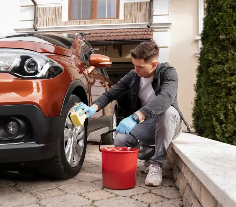 Lavage auto à domicile Murviel-lès-Béziers : professionnel intervenant sur un véhicule